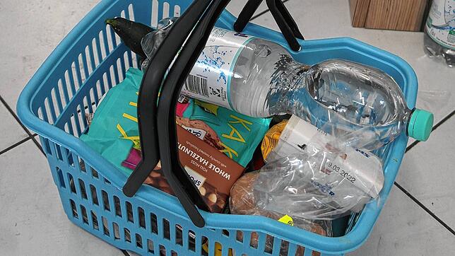Rationierte Lebensmittel in der Tafel Friedrichshafen: Jeder Kunde darf aktuell nur so viel einkaufen, wie in einen Korb passt.