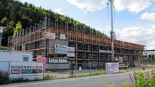 Der Neubau des Immendinger Feuerwehrhauses macht rasche Fortschritte. Der Gemeinderat beschafft bereits die Innenausstattung. Bild: ...