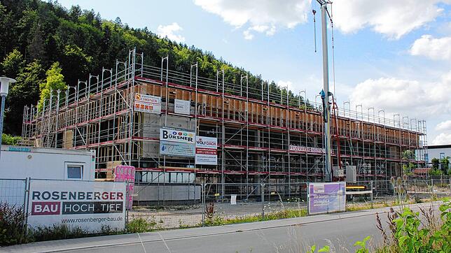 Der Neubau des Immendinger Feuerwehrhauses macht rasche Fortschritte. Der Gemeinderat beschafft bereits die Innenausstattung. Bild: ...