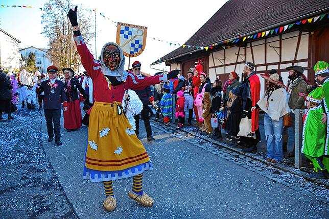 Bild 9: Bilder vom Narrenbaumsetzen mit vorangegangenem Umzug in Daisendorf