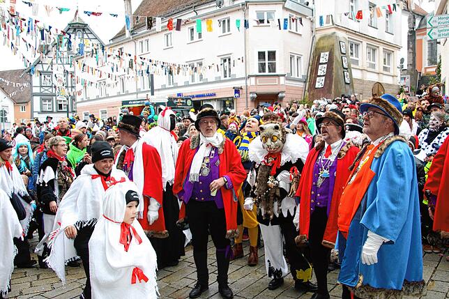 Zum Sturm aufs Meßkircher Rathaus war der Platz davor gut gefüllt.