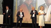 Gegenwart und Geschichte: Die Firmengründer Heinrich (Zweiter von links) und Horst Pajunk mit den derzeitigen Geschäftsführern Martin ...