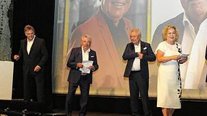 Gegenwart und Geschichte: Die Firmengründer Heinrich (Zweiter von links) und Horst Pajunk mit den derzeitigen Geschäftsführern Martin ...