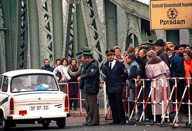 Ein &bdquo;Trabi&ldquo; überquert am 13. November 1989 die Glienicker Brücke in Berlin.