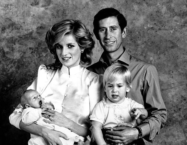 Prinzessin Diana und Prinz Charles posieren am 6. Oktober 1984 im Kensington Palast mit ihren Söhnen, Prinz William und Prinz Harry, für ...