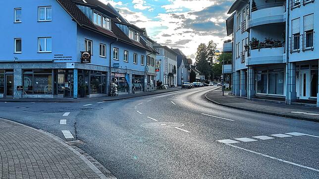 Das Land Baden-Württemberg erneuert die Fahrbahn der B34 in der Gottmadinger Hauptstraße. Im ersten Bauabschnitt ist der Teil zwischen ...