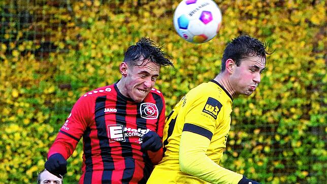 Der SV Denkingen (Jan Ammann, rechts) musste sich dem FC Königsfeld (Erik Raab) 1:2 geschlagen geben.