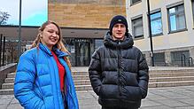 Lilli Schoele und Mark-Christopher Aul (beide 17) vor dem Rathaus in Friedrichshafen. Sie hätten gern gewählt, finden es aber richtig, ...