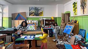 In Stühlingen spricht Mine Atalay mit den Kindern der Gruppe Zelele Saseba über Kunstformen der Natur, wie sie sich beispielsweise im ...