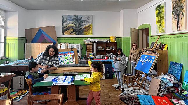 In Stühlingen spricht Mine Atalay mit den Kindern der Gruppe Zelele Saseba über Kunstformen der Natur, wie sie sich beispielsweise im ...