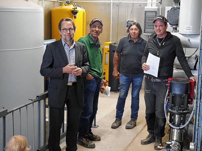 Bürgermeister Michael Klinger, Heinz Streit, Klaus Dieter Müller und Christian Streit (von links) in der Zentrale der Biogasanlage.