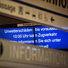 Eine Anzeige an einem S-Bahn-Gleis in Stuttgart im Hauptbahnhof weist auf Unwetterschäden hin.