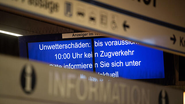Eine Anzeige an einem S-Bahn-Gleis in Stuttgart im Hauptbahnhof weist auf Unwetterschäden hin.