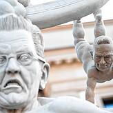Der Zug ist entgleist – und dem Laokoon-Kretschmann entgleisen die Gesichtszüge. – Detail des neuen Werks von Peter Lenk in ...