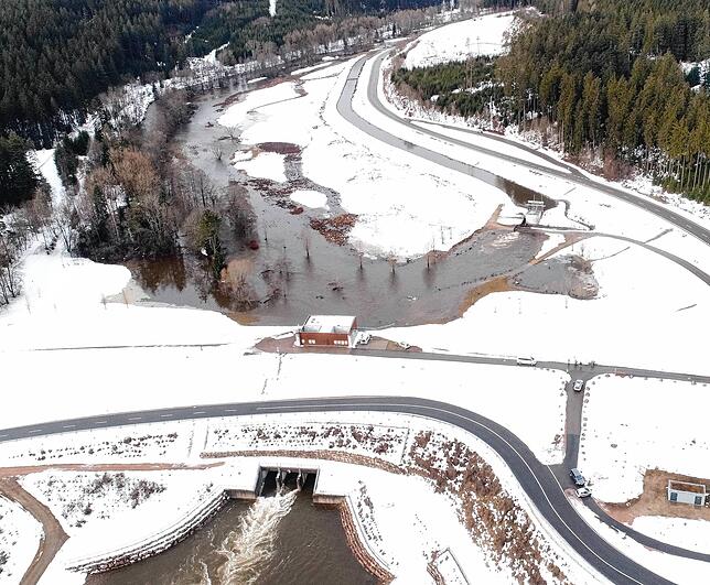 Entwarnung am frühen Samstagmorgen, denn es musste nicht angestaut werden. Unten zu sehen: Zwei der drei Wehre lassen das Wasser durch, ...