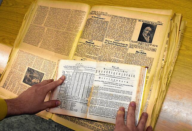 Bild 5: Zeitungsbände aus mehr als 200 Jahren: Eindrücke aus dem Stockacher Stadtarchiv