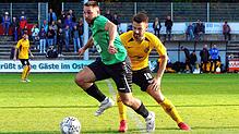 Immer einen Schritt schneller als der Gegner war der VfR Stockach (Dennis Habibovic, links) beim 6:0-Erfolg über den FC Gutmadingen ...