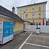 Eine SUP-Verleihstation stand im Spätsommer und Herbst 2022 am Friedrichshafener Bahnhof.