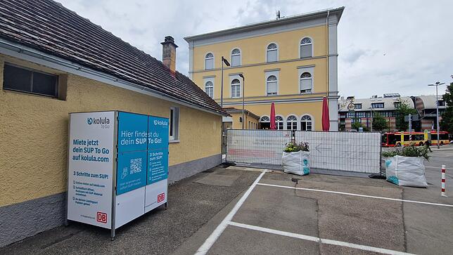 Eine SUP-Verleihstation stand im Spätsommer und Herbst 2022 am Friedrichshafener Bahnhof.