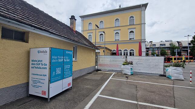 Eine SUP-Verleihstation stand im Spätsommer und Herbst 2022 am Friedrichshafener Bahnhof.