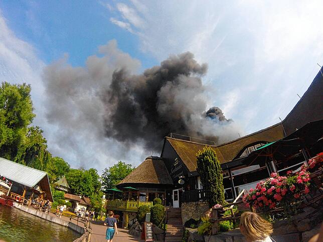 Rauch ist am Montag über einem Gebäude im Europa-Park zu sehen.