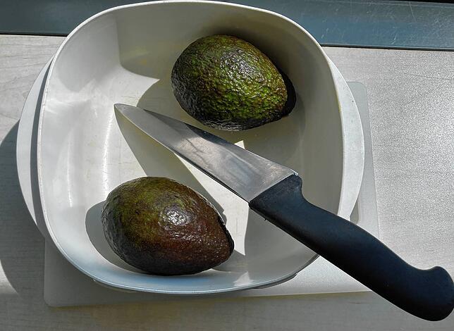 Zwei Avocados, ein Messer: Wie geht es jetzt weiter? Die Lifestyle-Frucht stellt für manche Hobbyköche eine harte Nuss dar. Häufig geht ...