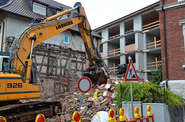 Nach jahrelangem Stillstand wurde nun die gelbe Hausruine in der Hauptstraße abgerissen. Weitergebaut werden kann das benachbarte Wohn- ...