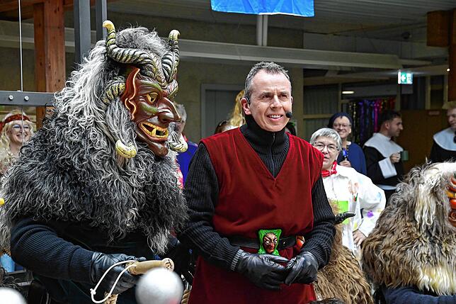 Bild 13: Fasnacht 2025: Hexen rollten im Villinger Landratsamt den roten Teppich aus - Die schönsten Bilder!