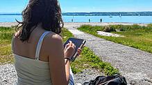 Am Freitag lässt es sich noch gut in der Sonne für das Abitur lernen. Adriana Hillgruber lernt für die Ethikklausur. Doch ab Sonntag ...