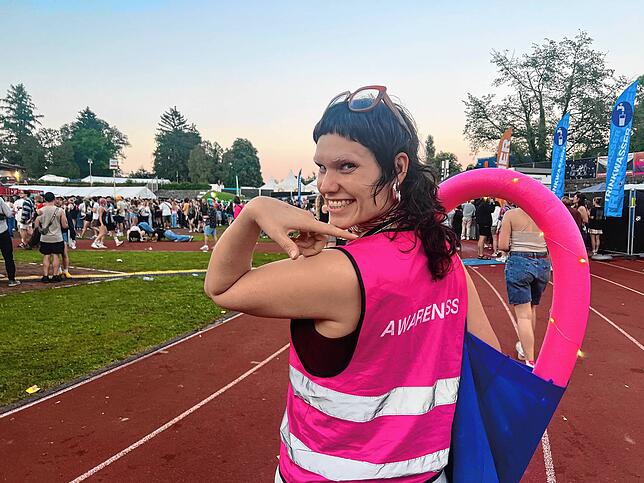Melanie Thilenius vom Awarenessteam unterstützt wie alle anderen Helferinnen und Helfer in pinken Westen in schwierigen Situationen.