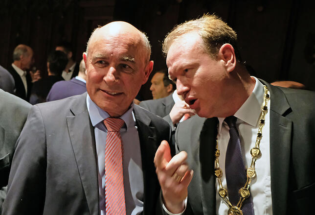 Beim Dreikönigstrunk führte OB Jan Zeitler (rechts) Dieter W. Haller in die Traditionen der Stadt ein.