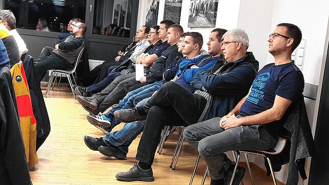 Aufmerksam verfolgen die Kameraden der Feuerwehr die Diskussion im Gemeinderat über den Feuerwehrbedarfsplan mit der gewünschten ...