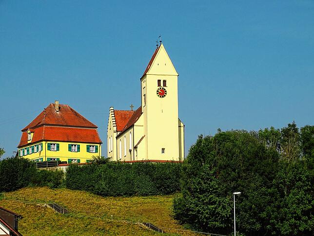 St. Peter und Paul mit seinem monumentalen Pfarrhaus ist ein beliebtes Fotomotiv. Zell ist bereits im 13. Jahrhundert als ...
