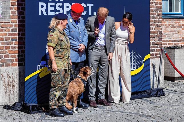 Das royale Paar mit Hauptfeldwebel Steffi Schenke (l), mit Hund Luki, und mit Lorraine Grosse-Frintrop, die in der Vergangenheit als ...