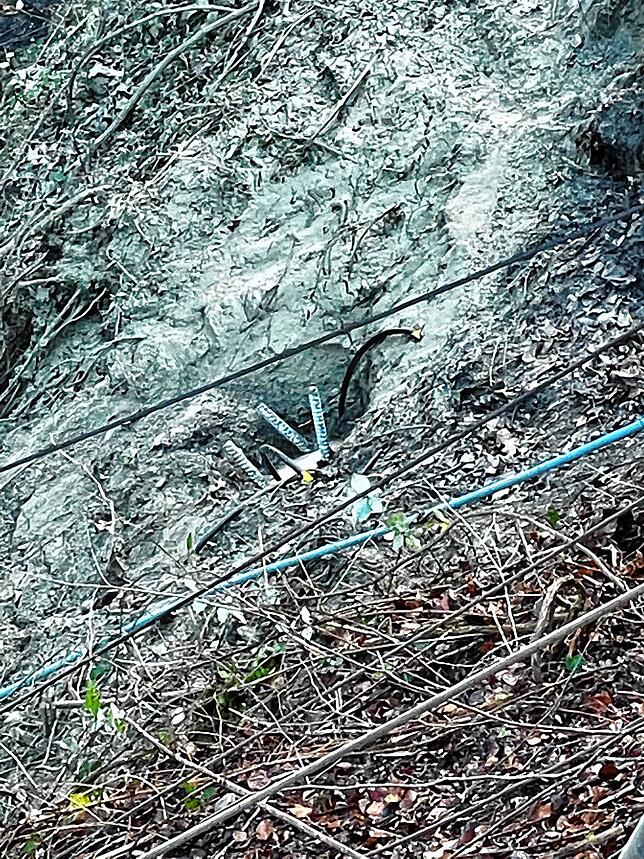 An dieser Stelle am Fels in der Marienschlucht ist bereits eine Ankerplatte gesetzt.