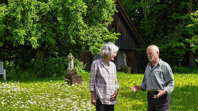In dem malerisch gelegenen Ort Laubbach ist das Skulpturenfeld hinter dem Atelier Laubbach von Sigrid und Peter Weydemenn noch zu ...