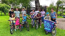 Voller Vorfreude trainieren die Kinder und Jugendlichen für ihre Fahrradfreizeit (von links): Kateryna, Leyla, Ben, Alexsandro, Adelina, ...