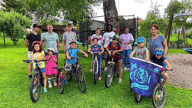 Voller Vorfreude trainieren die Kinder und Jugendlichen für ihre Fahrradfreizeit (von links): Kateryna, Leyla, Ben, Alexsandro, Adelina, ...