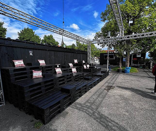 Ein Eindruck der Sitz-Tribüne bei gutem Wetter.