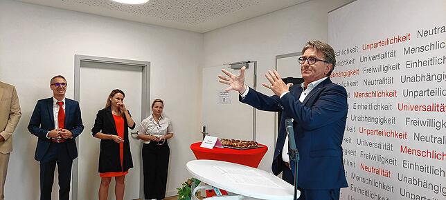 Minister Manne Lucha spricht ein Grußwort.