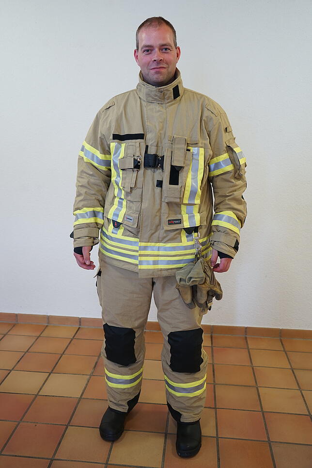 Bild 3: Die Verwandlung zum Feuerwehrmann: Diese Ausrüstung wird im Einsatz benötigt