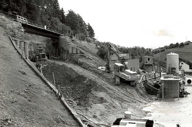 Eine erste große Herausforderung für die Tunnelbauer war die Unterquerung der Bahnlinie bei laufendem Betrieb.