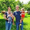 Miriam Bühler, die kleine Antonia, Landwirt Roman Mogg und Nachwuchs Ferdinand (von links) sind mit der Größte ihres Hofs und den ...