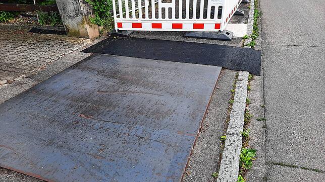 Mit Metallplatten werden die Zufahrten zu den Grundstücken geschützt.