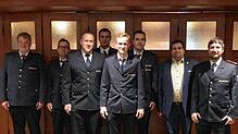 Zu den Beförderungen zum Oberfeuerwehrmann und Hauptfeuerwehrmann gratulieren Abteilungskommandant Patrick Baumgartner, Kommandant ...