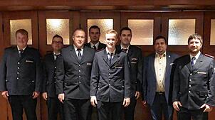 Zu den Beförderungen zum Oberfeuerwehrmann und Hauptfeuerwehrmann gratulieren Abteilungskommandant Patrick Baumgartner, Kommandant ...