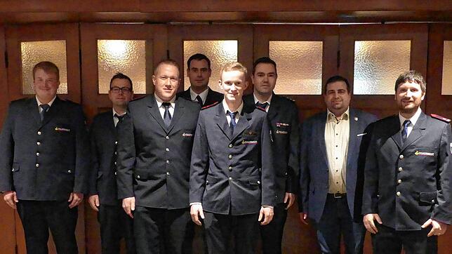 Zu den Beförderungen zum Oberfeuerwehrmann und Hauptfeuerwehrmann gratulieren Abteilungskommandant Patrick Baumgartner, Kommandant ...