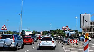 Hier kommt es zu Verkehrsbehinderungen: An der Abfahrt von der Schänzlebrücke stadtauswärts ist seit Dienstagabend, 1. Juli, eine ...