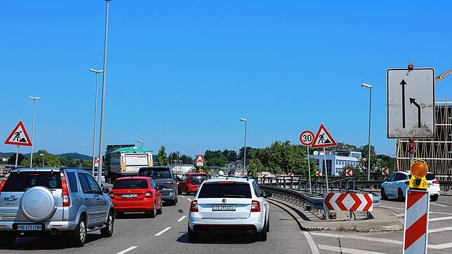 Hier kommt es zu Verkehrsbehinderungen: An der Abfahrt von der Schänzlebrücke stadtauswärts ist seit Dienstagabend, 1. Juli, eine ...