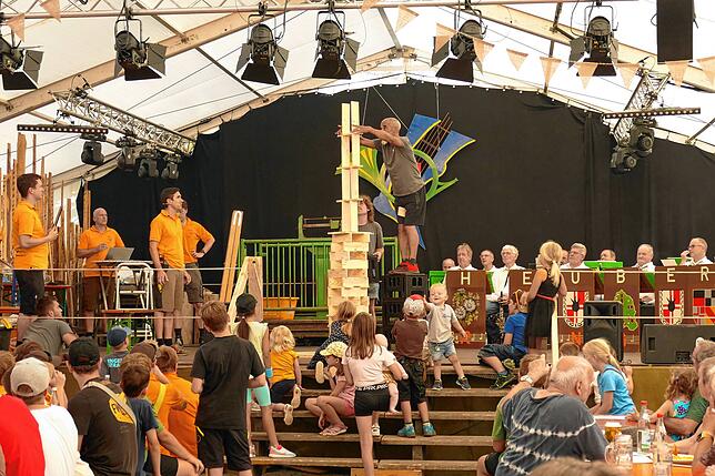Sehr zum Staunen des Publikums übertrafen sich die Teams beim „Turmbau zu Stetten“ ein um andere Mal.
